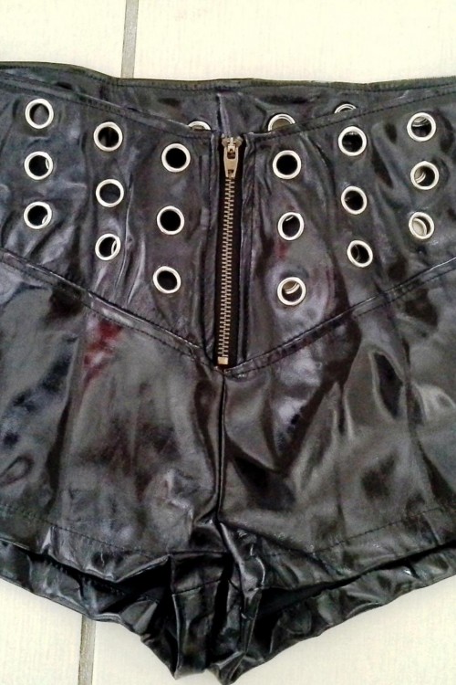 knackige Lack Hot Pants  avec des rivets